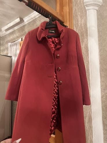 Qadın palto – qırmızı/şərab rəngi - Klassik düz kəsim, dizə yaxın
