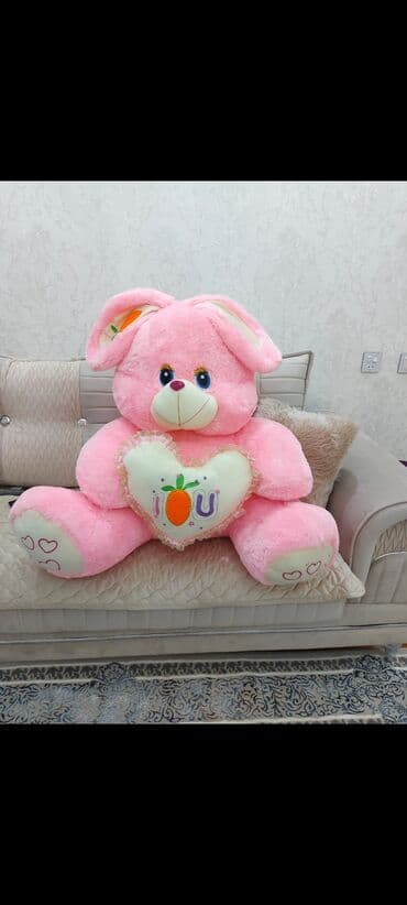 Çəhrayı rəngdə, böyük ölçülü, yumşaq oyuncaq dovşan. Üzərində "I