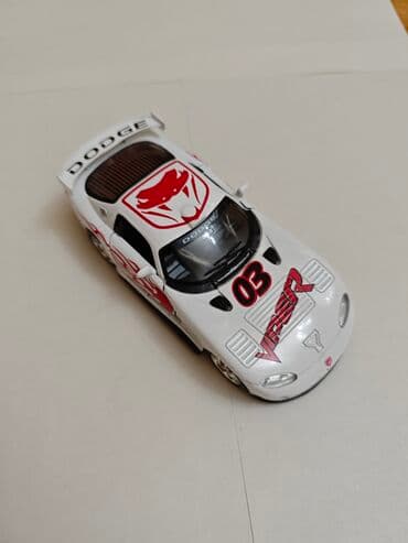 1 43 modelka: Ağ rəngli diecast "Dodge Viper" modeli, qırmızı ilan emblemi və — 1