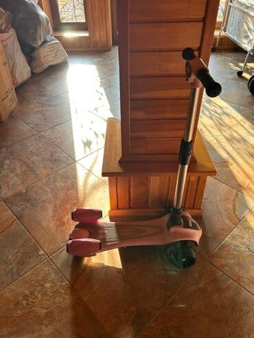 uşaqlar üçün tekerli krosovkalar: Uşaqlar üçün çəhrayı rəngdə, üç təkərli skuter. Bu skuter dayanıqlı — 1