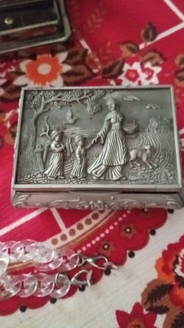 часы 127 чс: Qədimi şamdan satılır. Hündürlüyü 37 sm eni 22 sm. Altdığı Latin — 1