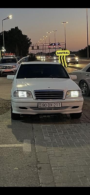 mercedes benz c200: Mercedes-Benz C-Class C200 sedan - Kuzov: sedan, ağ rəng - Mühərrik — 3