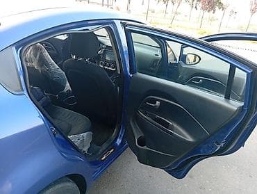 tesla model 3: Kia Rio: 1.4 l | 2013 il Sedan — 10