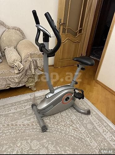 sat bilet: Gümüşü rəngdə, oturacağı olan velosiped trenajoru. Evdə idman etmək — 1