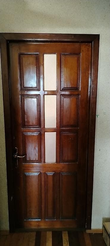 6 ədəd qapı. 5 i şüşəli 1 i şüşəsiz - Material: tam ağac (yəqin ki