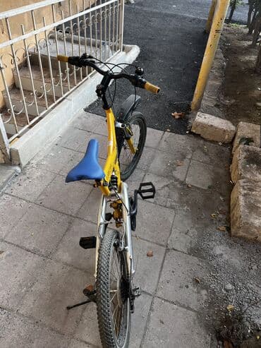горный велосипед: Sarı rəngli qatlanan şəhər velosipedi Xüsusiyyətlər: - Qatlanma — 1