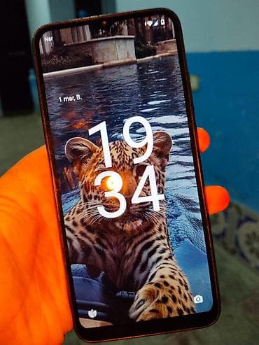 Android smartfon Xüsusiyyətlər: - Ekran: tam ölçülü displey, damcı