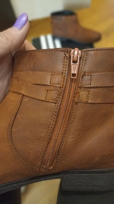 qiz ucun botlar: Clarks qadın botları - Model: qısa boğazlı, yandan fermuarlı - Rəng — 5