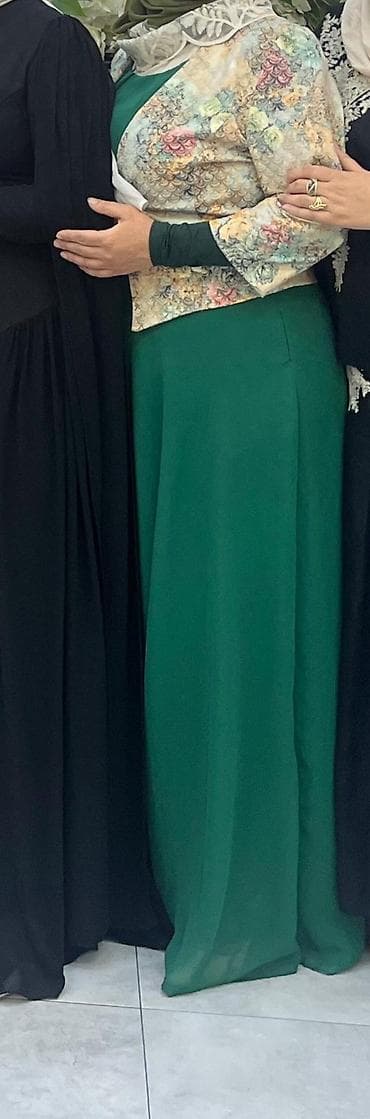 gullu don: Zərif ziyafət dəsti – uzun, axıcı tünd yaşıl don və uyğun bolero. 42 — 2