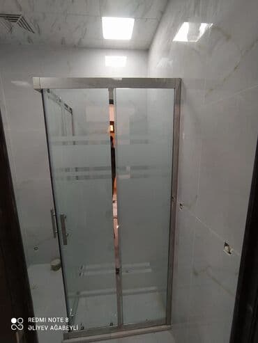 Şüşə duş kabini, vanna otaqları üçün ideal seçimdir. Sürüşmə qapıları