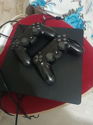 PlayStation 4 Slim konsolu + 2 ədəd DualShock 4 oyun pultu