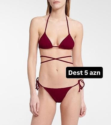 Bordo rəngli qadın bikini dəsti. Üst hissə üçbucaq kəsimli, boğazdan