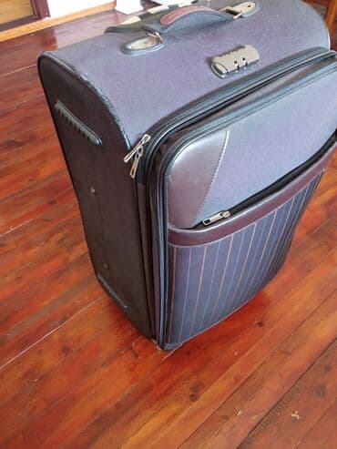 купить чемодан на колесах: Tünd boz rəngli, şaquli zolaqlı çamadan. Çamadanın yuxarı hissəsində — 2