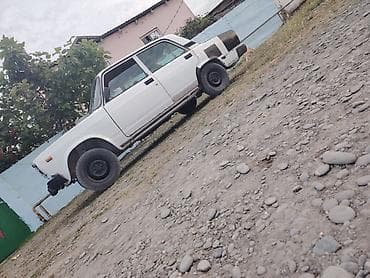 ucuz avto: VAZ 2107, ağ rəng, sedan kuzov. Xüsusiyyətlər: - 4 qapılı, arxa — 3