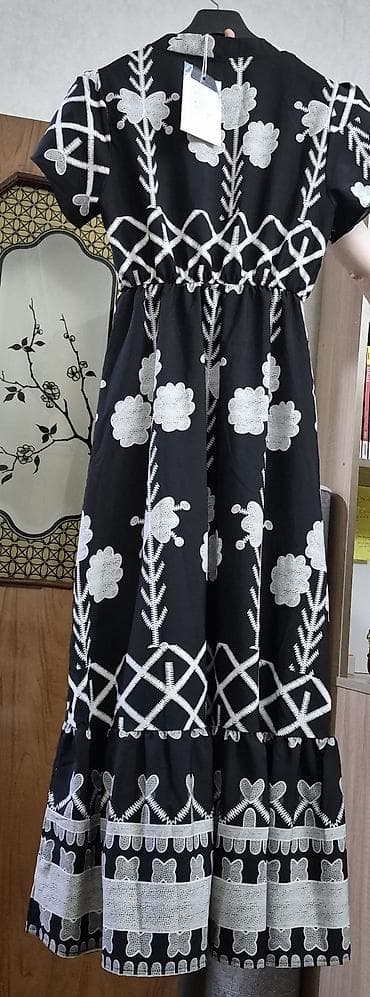 Qara rəngli, ağ naxışlı maxi don - Model: qolsuz yox, qısa qollu