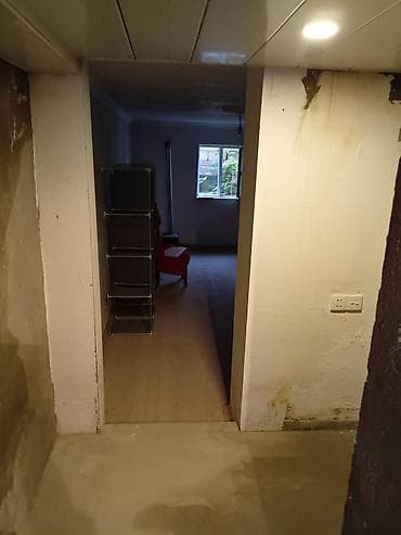 ağsuda ev: 1 otaqlı həyət evi (yarızirzəmi girişi ilə) - Plan: 1 geniş otaq — 2