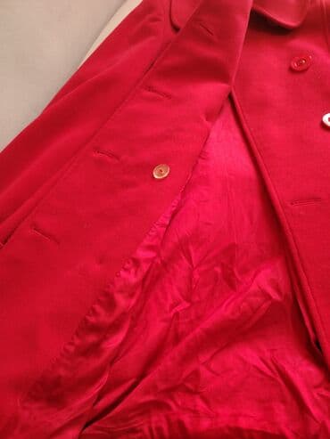 palto qadın üçün: Qırmızı rəngdə qadın paltosu, klassik dizayna malikdir. Yanlarında — 4