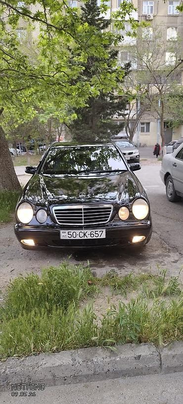 Mercedes-Benz E-Class: 2.7 l | 2000 il Sedan