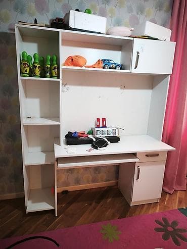 polkalar: Ağ rəngli uşaq/şagird iş masası və üst dolablı rəf sistemi — 1