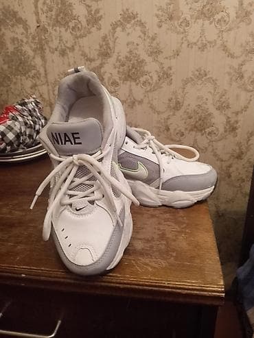 Ağ‑boz rəng çalarlarında idman ayaqqabısı. - Üst hissə: ağ süni dəri