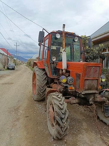MTZ Belarus tipli təkərli traktor - Korpus: kabinəli, ön və arxa