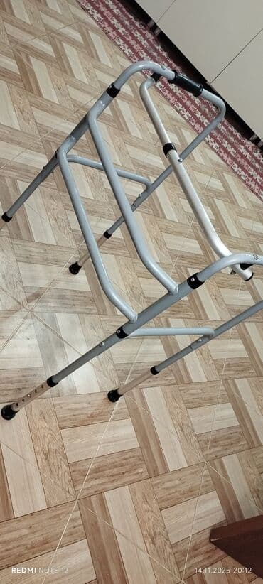 Yerimək üçün arabalar, çəliklər, əsalar, rollatorlar: Yürüyüş çərçivəsi (walker) - Material: yüngül, möhkəm metal karkas - — 2