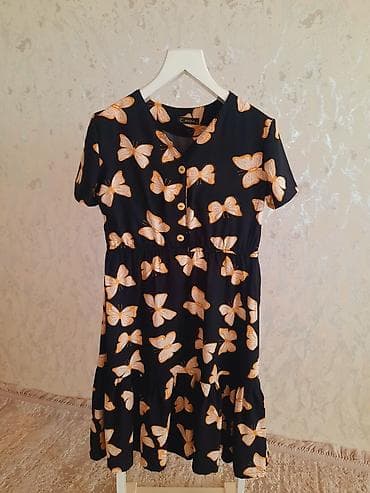 Qadın paltarı – qara fon üzərində narıncı-ağ kəpənək printi - Model — 2