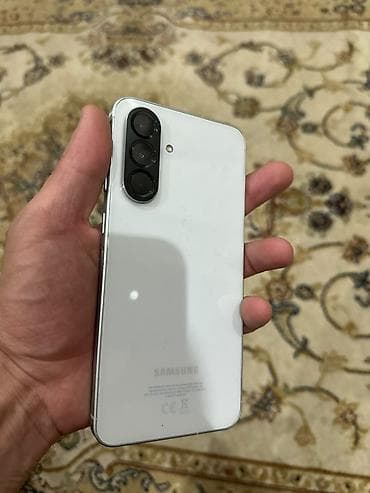 teıefon: Smartfon – tam ekranlı dizayn, mərkəzi “punch‑hole” ön kamera kəsiyi - — 7