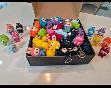 sef qaplar: Labubu personajının müxtəlif rənglərdə təqdim olunan açar zəncirləri — 4