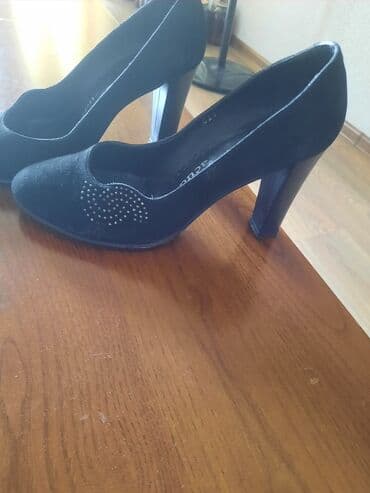 4xl nece razmerdi: Tuflilər, Burberry, Ölçü: 38, rəng - Qara, İşlənmiş — 4