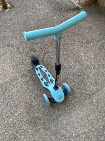 детский мотоцикл каталка: Uşaq skuterı – 3 təkərli, açıq mavi rəng. - Ön hissədə iki təkər — 1