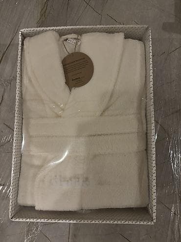 Yenidir, originaldır. Türkiyədən alınır, heç açılmayıb, istifadə