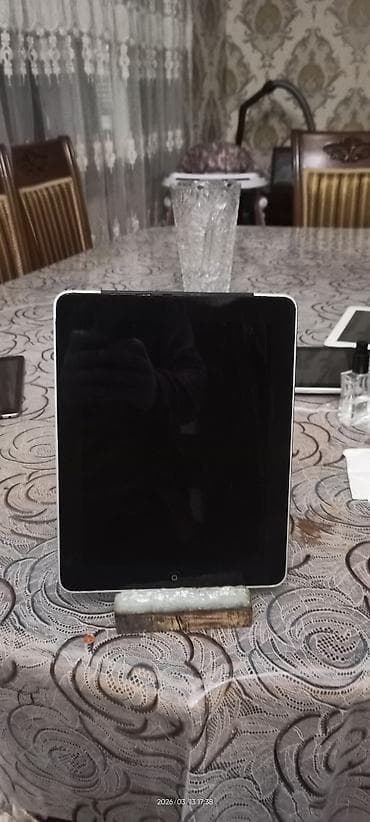 ipad 8: Apple iPad və Samsung Galaxy Tab planşetləri 1) Apple iPad (ağ ön — 9