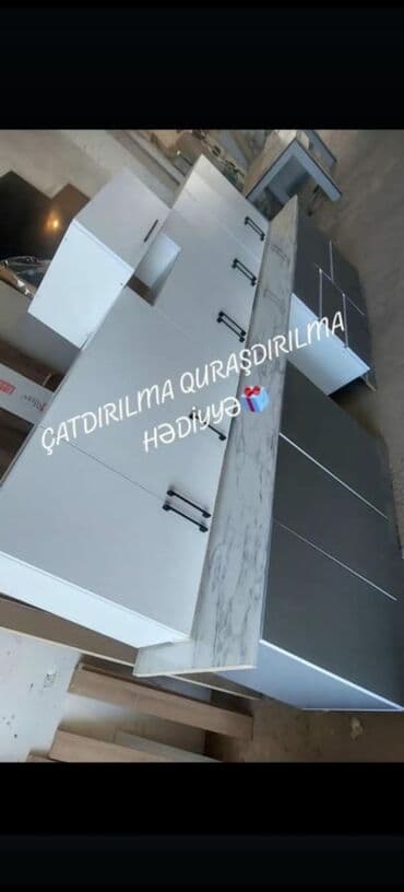 ag metbex mebelleri: Mətbəx mebeli dəsti müasir dizaynda. Ağ və boz rənglərin kombinasiyası — 1