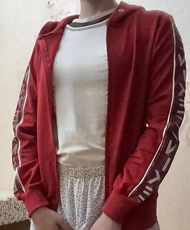 M bədən sadə, qırmızı, nike emblemli jaket — 1