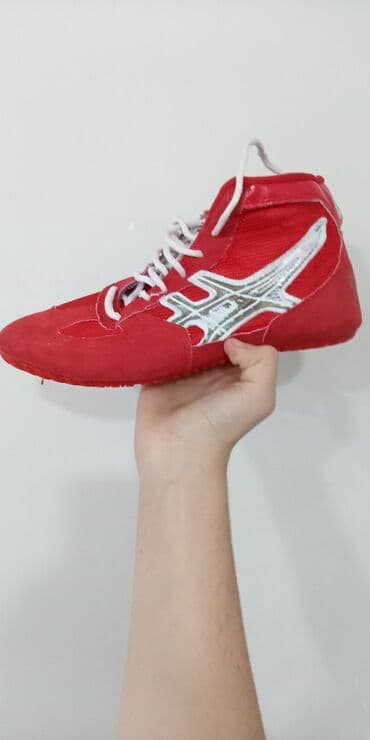 Botinkalar: Məhsul: Qırmızı rəngli güləş ayaqqabısı (hi-top) Brend üslubu: yan — 1