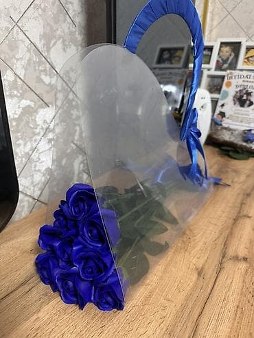 suni güller sederek: Şəffaf hədiyyə qabında dekorativ gül buketləri - Növ: süni güllərdən — 5