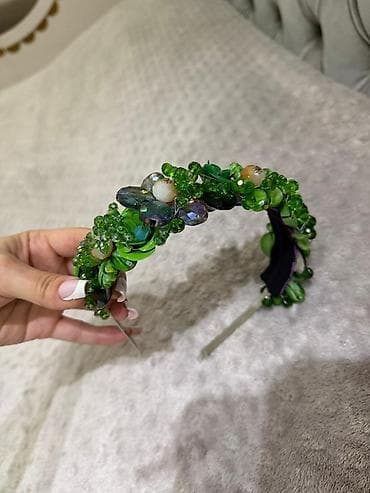 Yaşıl bəzəkli saç tacı - Material: müxtəlif ölçülü parlaq kristal və