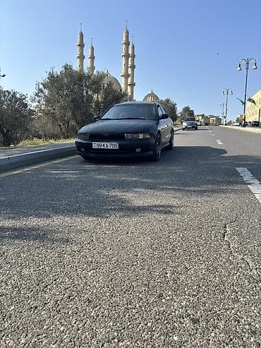 tek oturacaqlar: Mitsubishi Galant sedan - Kuzov: 4 qapılı sedan, qara rəng - Nömrə — 3