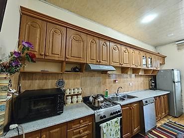 Salam.Mətbəx üçün mebel dəsti satılır.5metr.Hər şeyi