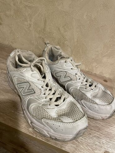 kişilər ucun qacış krossovkaları: • Brend: New Balance (ikili “N” loqolu) • Model tipi — 2