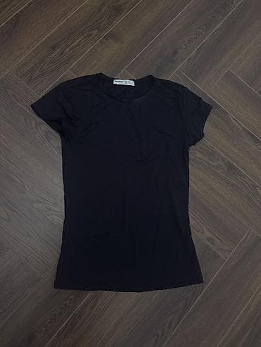 usta geyimi: Pull&Bear qara T‑shirt - Model: Klassik qısaqoll T‑shirt - Rəng — 1
