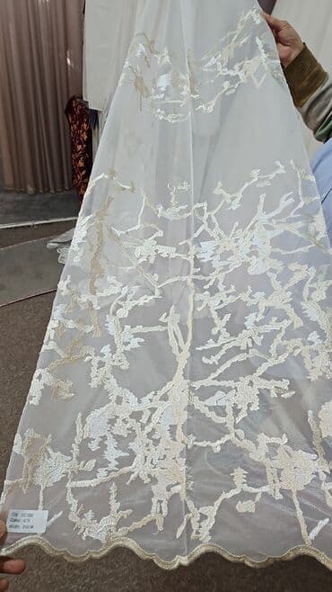 yuxuda ağ pərdə görmək: Ağ rəngli, zərif güllü naxışlarla bəzədilmiş tül pərdə. Yüngül və — 5