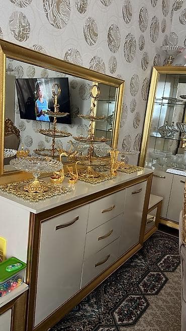 acar desleri: Qızılı çərçivəli qonaq otağı mebel dəsti Dəst tərkibi: - 2 ədəd — 6