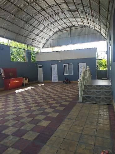 Mənzillər: Satış üçün həyət evi. Yerdən kürsili,geniş 3otaq və 1zal, əşyalarla — 2