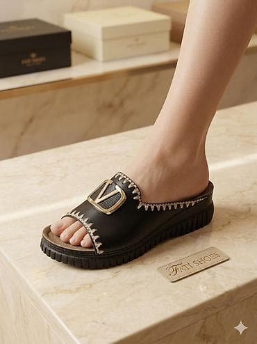 Домашние тапочки: Qadın üçün dəri şləpa - Model: açıq burunlu, slip-on - Rəng: qara — 1