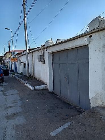 Qaraj/Anbar sahəsi – dəmir qapılı, küçəyə çıxışı olan, ayrıca tikili