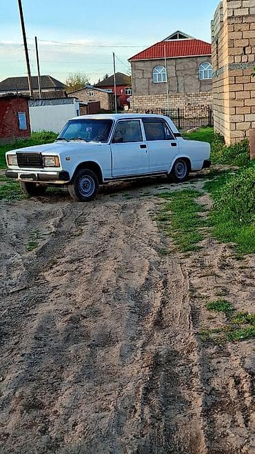 uaz 469 ucuz tap: VAZ 2107 “Jiquli” sedan - Kuzov: 4 qapılı, ağ rəng. Klassik künc fara — 1