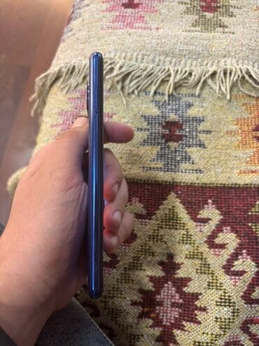 prastoy telfon: Məhsul: Mavi rəngli smartfon Xüsusiyyətlər və dizayn: - Korpus — 1