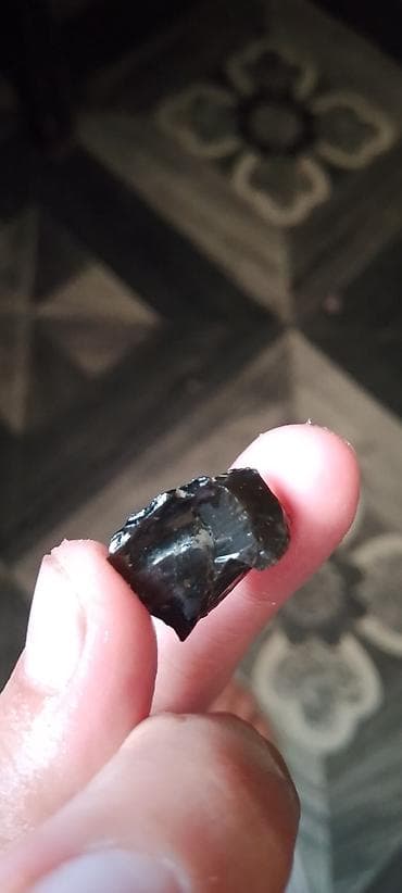it sekis: Qara şüşəvari mineral parçaları – obsidian tipli təbii vulkanik şüşə — 1